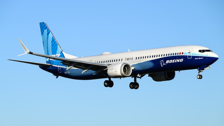 Boeing 737 Max on landing aproach with clear sky