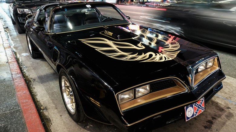 hood logo on 1978 Smokey and the Bandit Firebird Trans Am