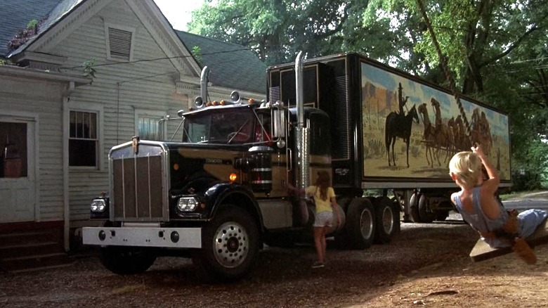 1973/1974 Kenworth W900A with trailer, front-left three-quarter view, in front of house in the film "Smokey and the Bandit"