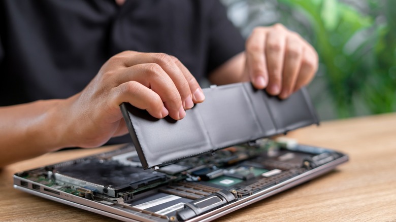 Person taking out a laptop's battery
