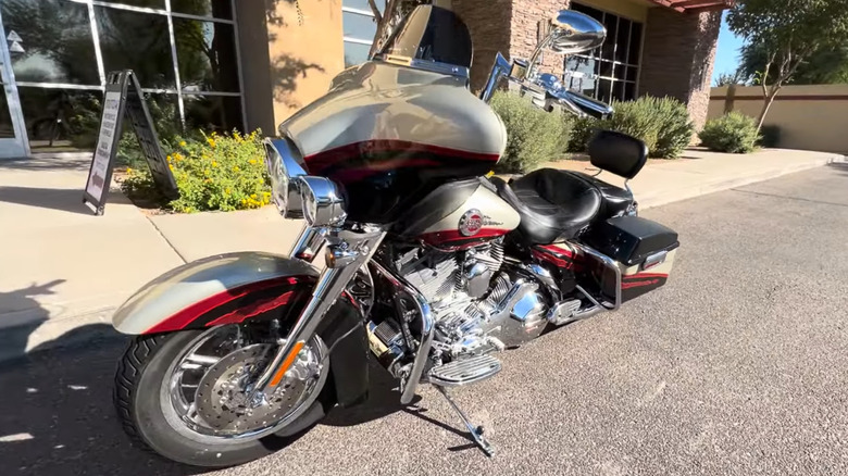 front side view of the 2006 Screamin' Eagle Ultra Classic Electra Glide