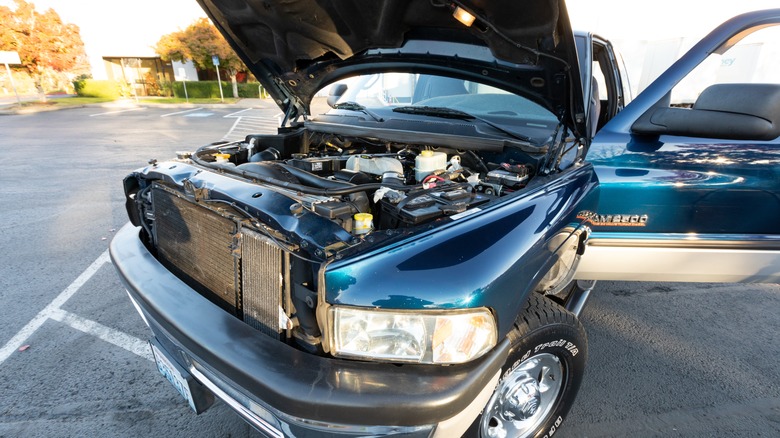 Green 2000 Dodge Ram 2500 Cumbins Darsel Daila y Hood Open