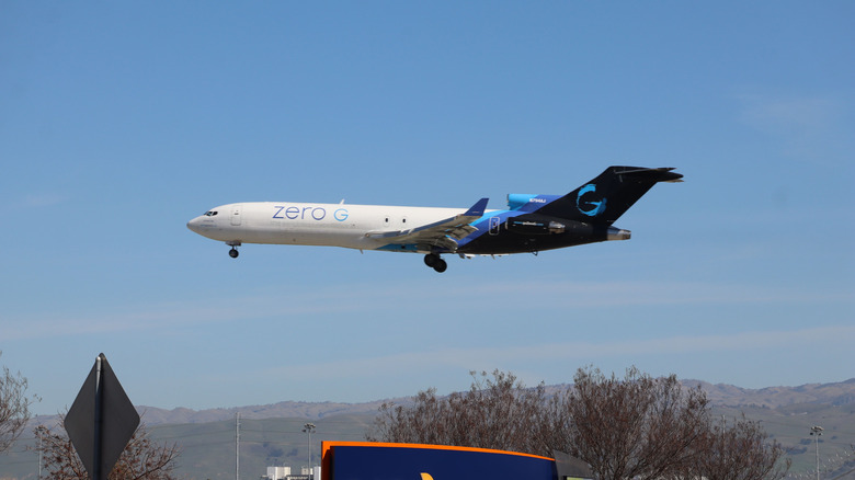 Boeing 727 flying final approach