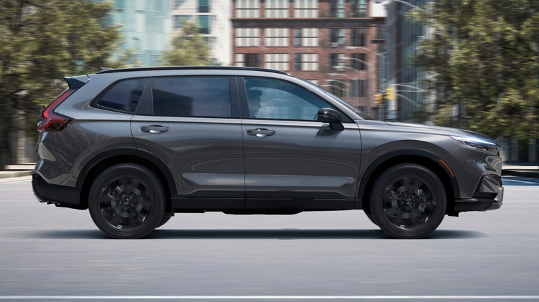 Honda CR-V in the city with its tires in motion