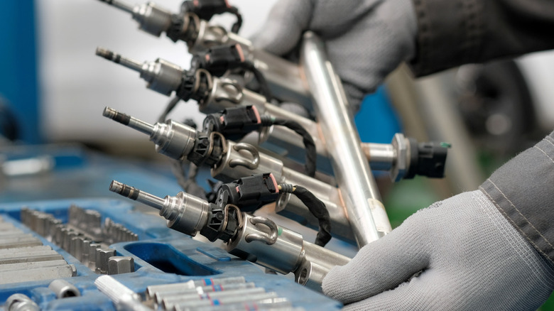 Fuel frame with injectors being handled by a mechanic