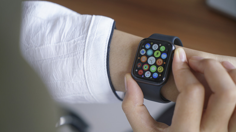 Apple watch series sales 4 red dot
