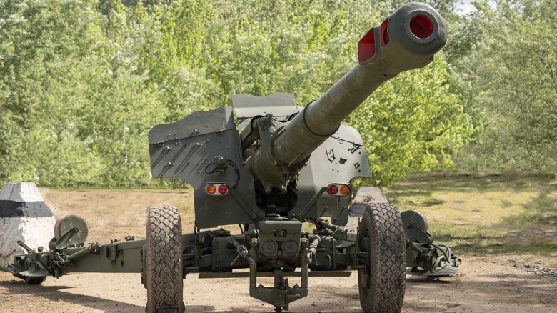 A 152 mm towed D-20 gun-howitzer in a forested area