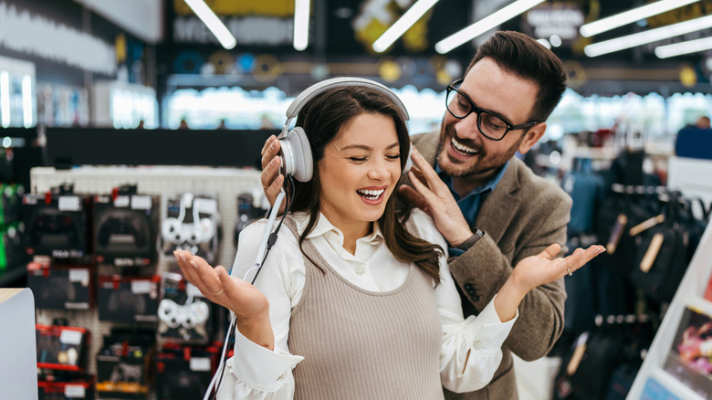 Pareja comprando auriculares
