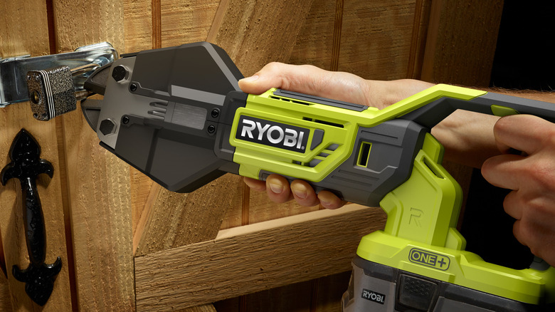 Ryobi bolt cutter breaking a lock