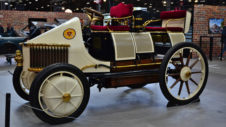 Side of the 1900 Lohner-Porsche