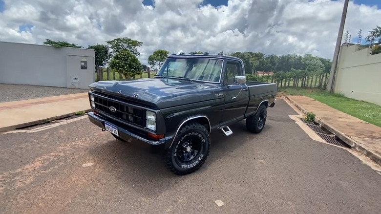 Forf F-1000 from 1986, front 3/4 view, black exterior