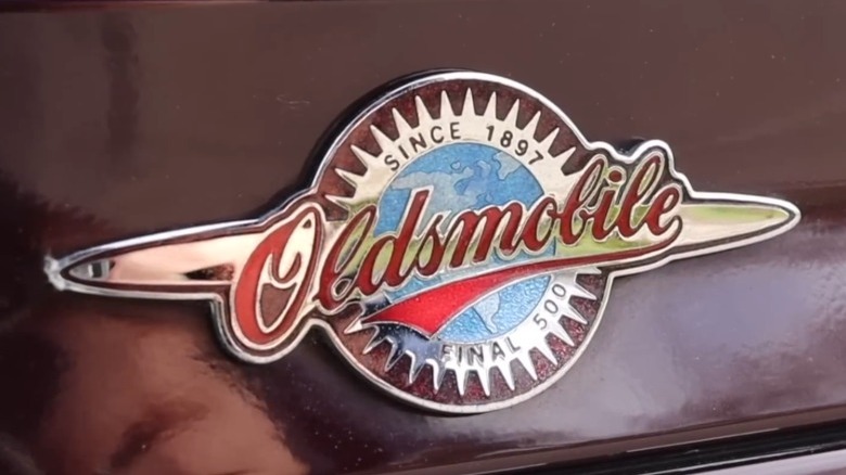 Close-up of the logo on a 2004 Oldsmobile Alero GLS Final 500