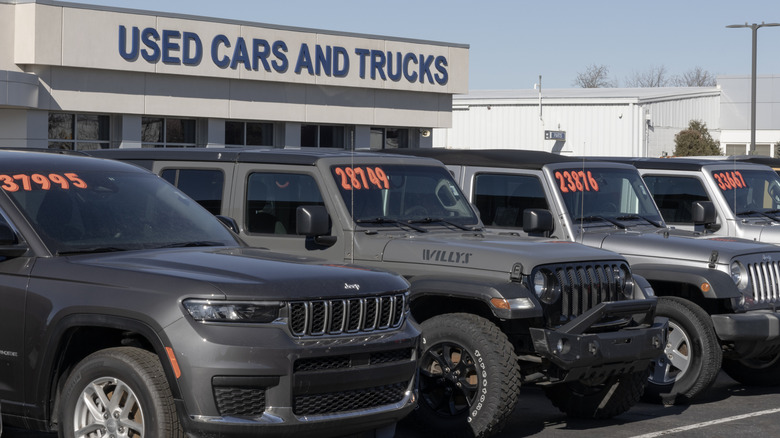 Jeeps a la venta en un lote de autos usados