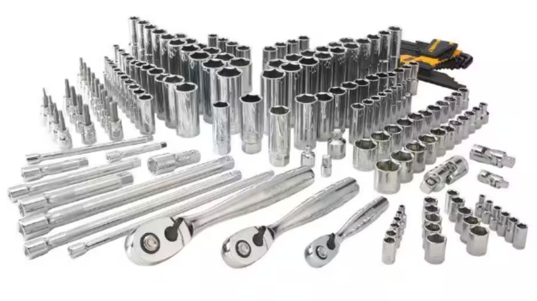 the tools included in a dewalt 192-piece mechanics set