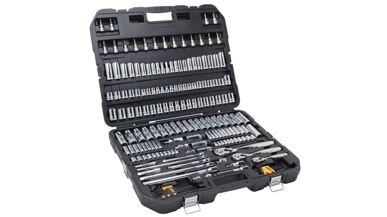 the dewalt 192-piece mechanics tool set in a case