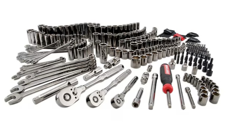 Components of the Craftsman Overdrive 284-piece mechanics tool set