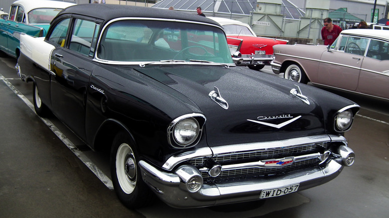Una Chevy Black Widow de 1957 en la pista de NASCAR