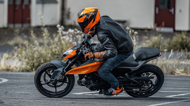A side shot of a person leaning into a turn of the KTM Duke 250.