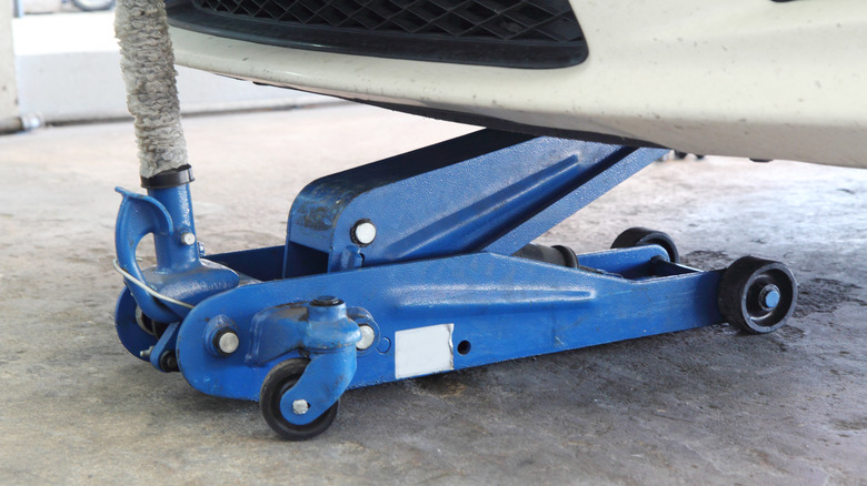 Hydraulic alligator floor jack