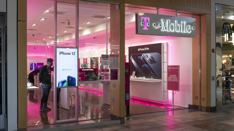T-mobile mall storefront 