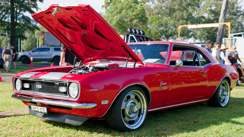 A Chevrolet Camaro 1968 SS 350 Engine bay open