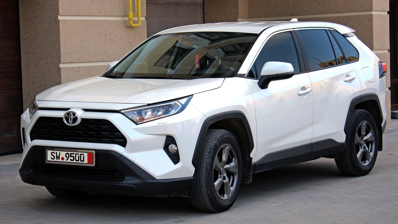 What's The Difference Between The Toyota RAV4 LE Vs. XLE?