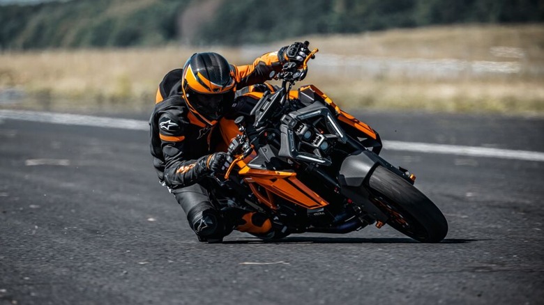 Rider cornering on 1390 Super Duke R Evo