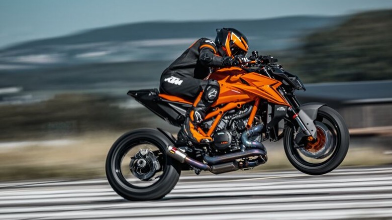 Rider cornering on 1390 Super Duke R Evo