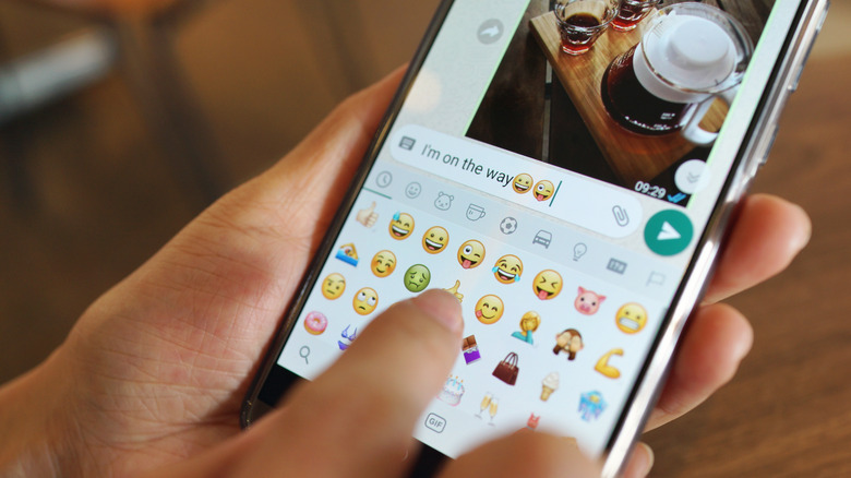 Usando emojis do WhatsApp