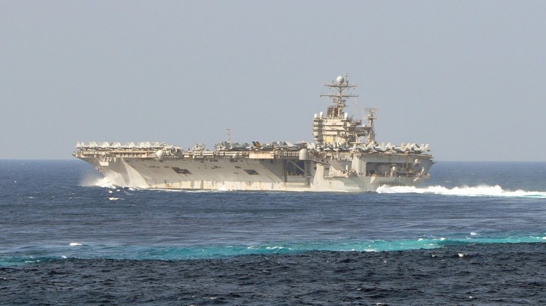 The USS Abraham Lincoln (CVN 72) maneuvers through a turn