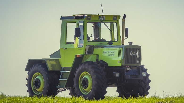 Front 3/4 view of MB-trac 1000 tractor in grassy field setting