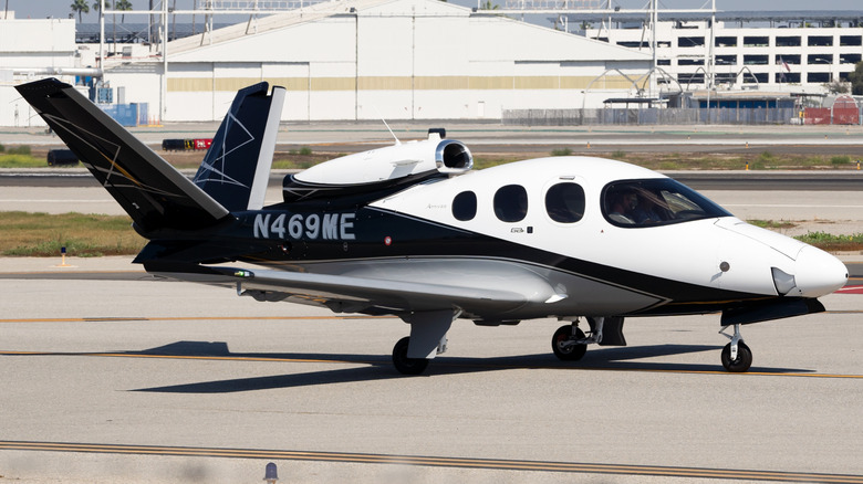 A Private Cirrus Vision SF50 G2+ Arrivee jet on the taxiway of Long Beach airport