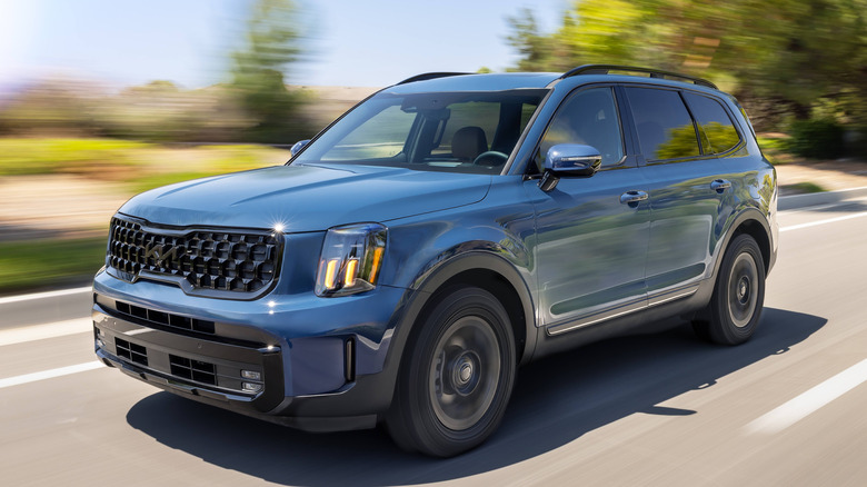Kia Telluride seen from front 3/4 angle