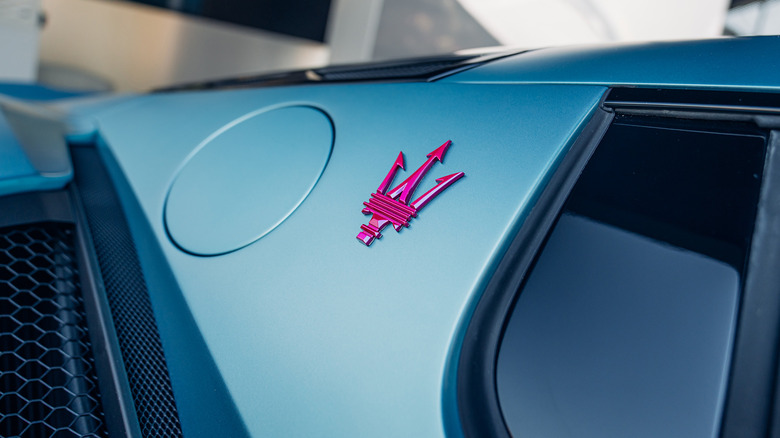Close-up of Maserati logo on the Maserati MCPURA Cielo