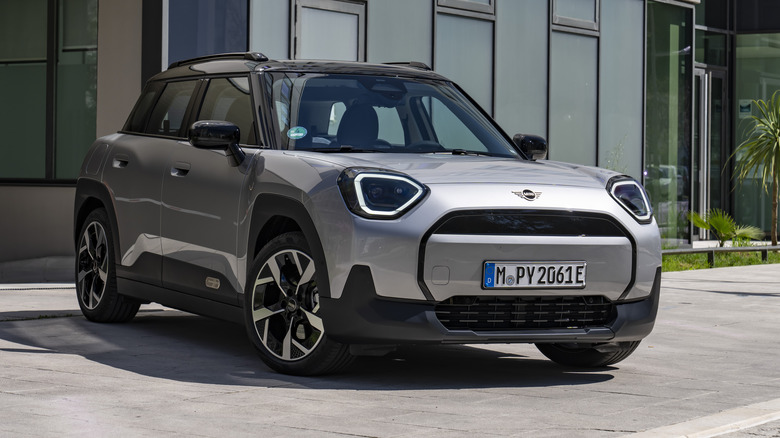 Front 3/4 of the electric Mini Aceman, silver exterior