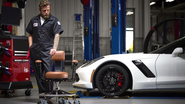 Person looking at a Vyper chair in a professional garage