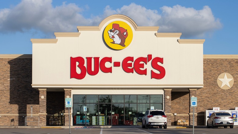 Luling Buc-ee's storefront and parking lot