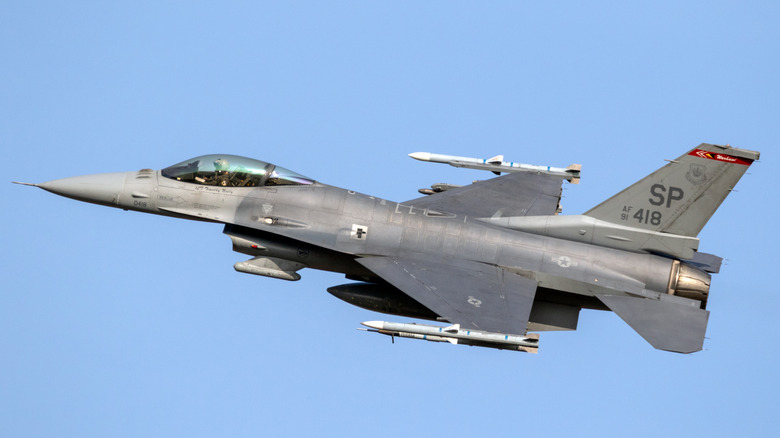 A U.S. Air Force F-16C shortly after take off