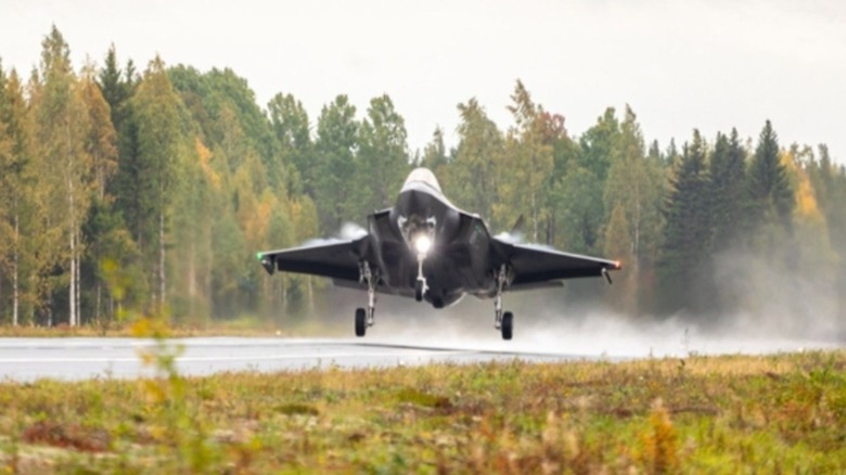 f-35 jet norway highway landing