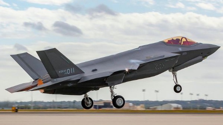 f-35 jet republic south korea air base cheongju landing