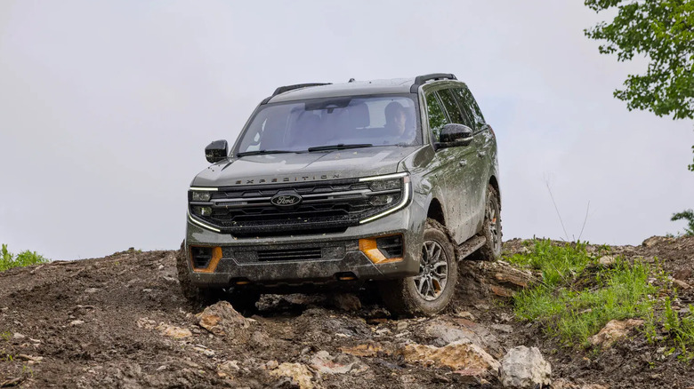 Ford Expedition Tremor Off-Roading on steep rocks