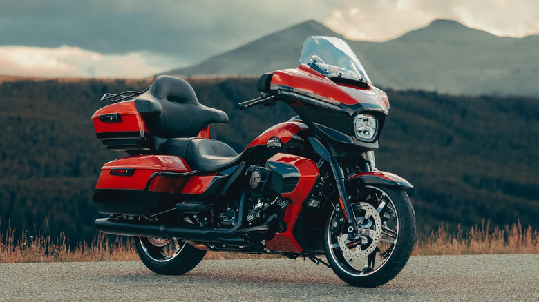 A 2025 Harley Davidson Street Glide Ultra. It features a massive 6-Gallon fuel tank.
