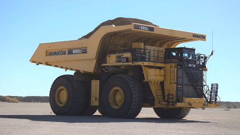 A Komatsu 980E-5SE mining truck that uses the Cummins QSK95 engine