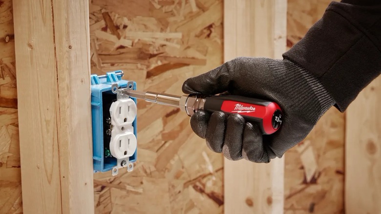 Milwaukee multi-bit magnetic screwdriver