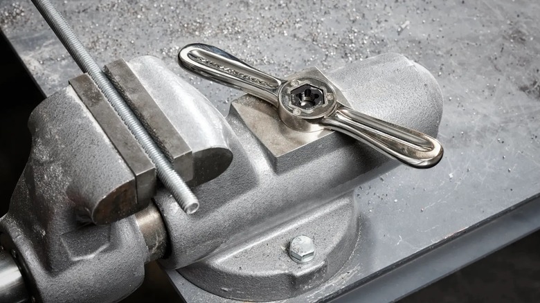 Milwaukee Hex-Lok threading handle