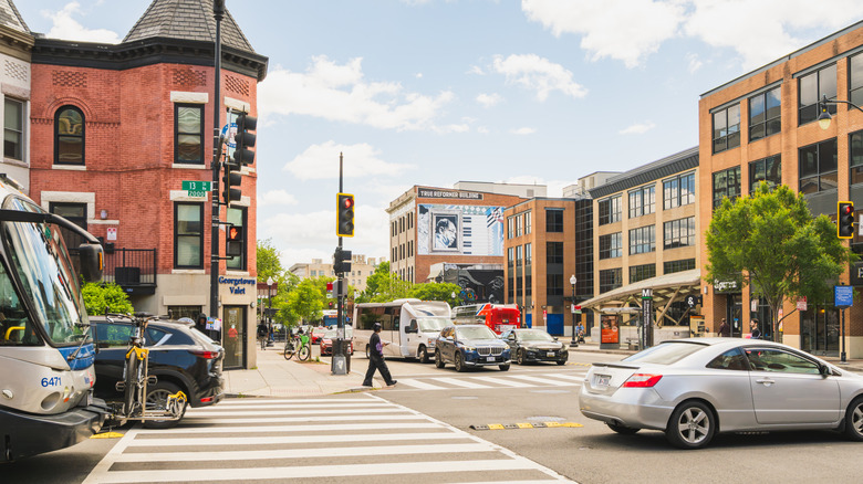 washington dc street with traffic