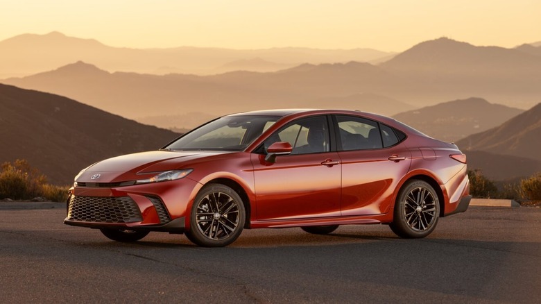 Toyota Camry SE AWD in Supersonic Red, front 3/4 view