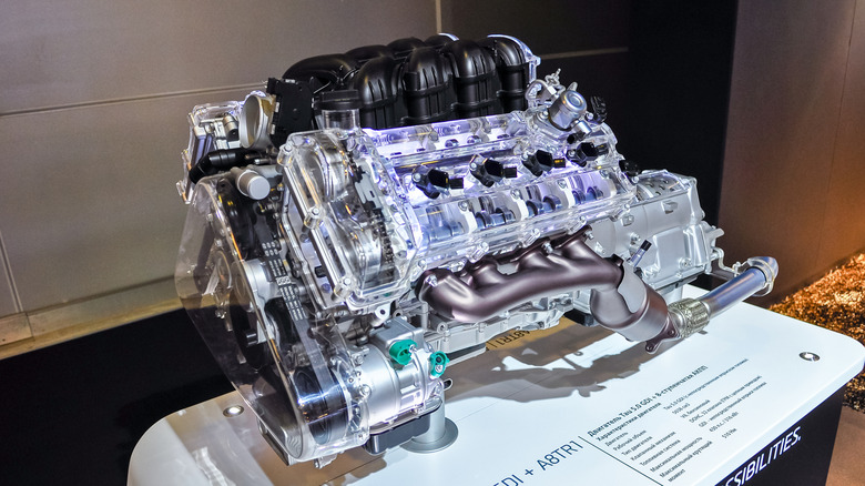 A Hyundai 5.0-liter "Tau" engine on display.