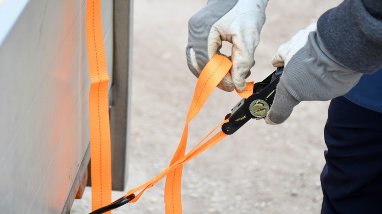 Person setting up a ratchet strap