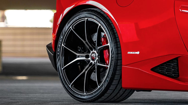 Picture showing Lionhart tire on a car